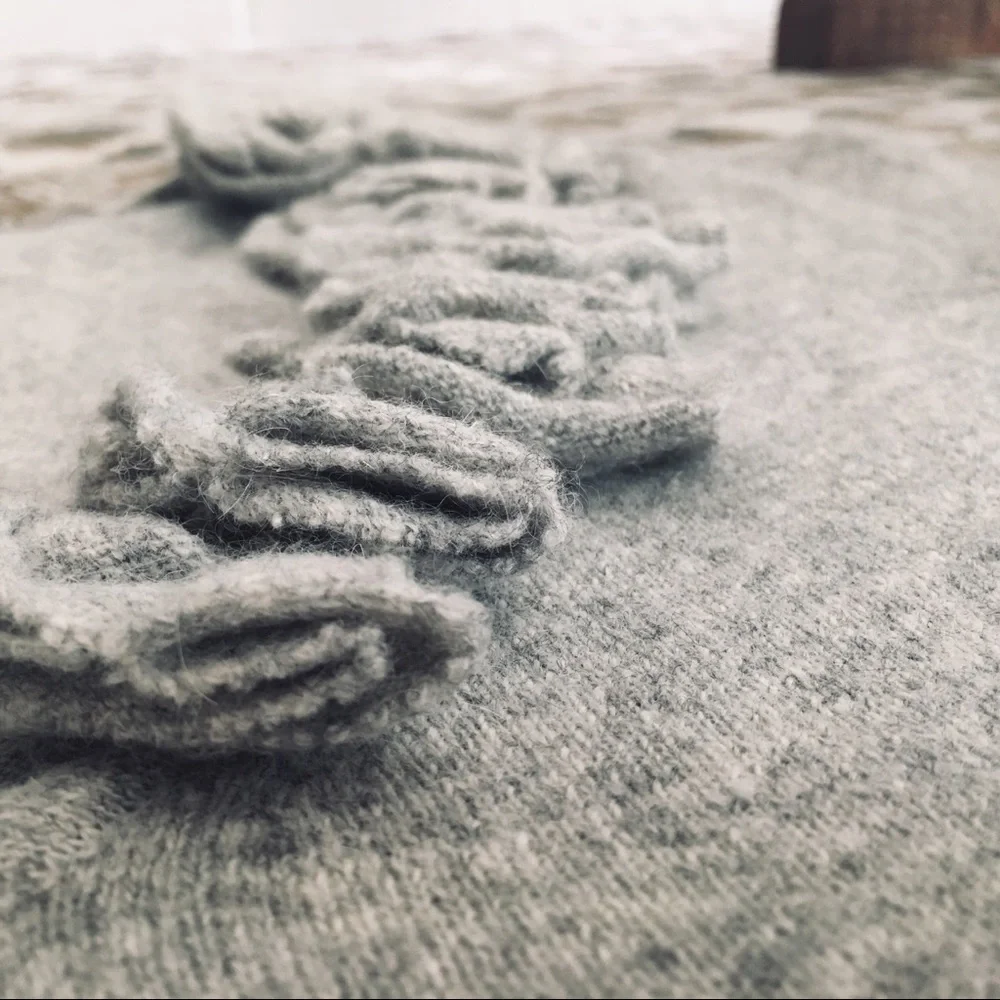 GREY V NECK SWEATER WITH FLOWERS